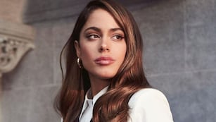 El look playero de Tini Stoessel: peinado trendy de esta temporada y una microbikini diferente.