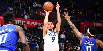 Leandro Bolmaro y su único intento al aro en el triunfo de Minnesota sobre Clippers en la NBA. (Foto de prensa de Minnesota)