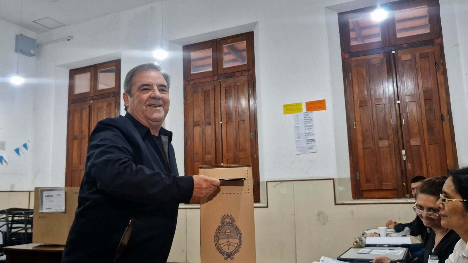 El vicegobernador Alberto Bernis emitió su voto a primera hora de la mañana del domingo, en la Escuela nº 1 "Gral. Manuel Belgrano" de San Salvador de Jujuy.