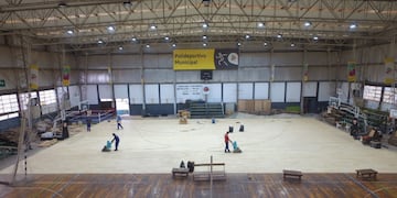 Los especialistas trabajan en la primera parte de la instalación del piso de parquet flotante en el Polideportivo de Luján de Cuyo. Gentileza MLC