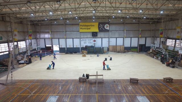 Los especialistas trabajan en la primera parte de la instalación del piso de parquet flotante en el Polideportivo de Luján de Cuyo. Gentileza MLC
