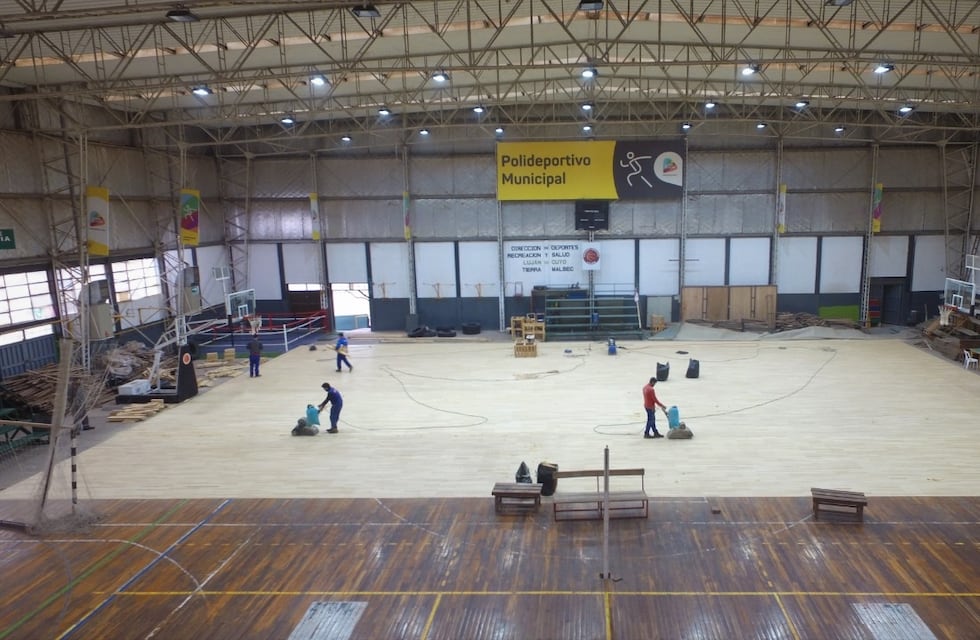Nuevo piso de parquet flotante en el Polideportivo de Luján de Cuyo