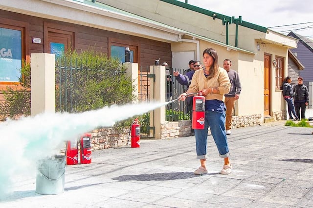 La Municipalidad de Río Grande capacitó al personal para fortalecer la prevención y la seguridad en los distintos espacios municipales.