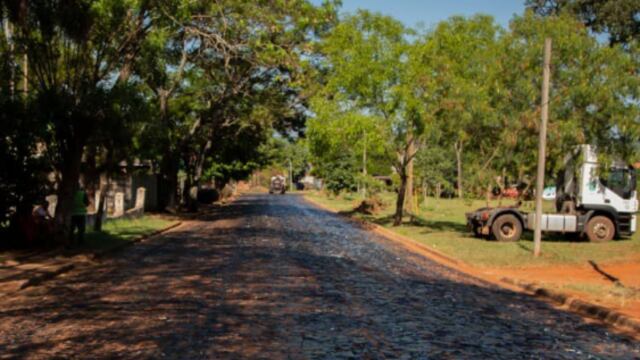 Continúan las obras de asfaltado en las calles de Puerto Iguazú.