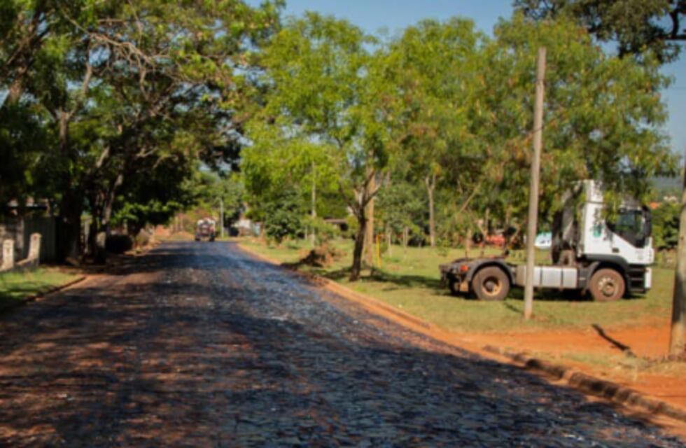 Continúan las obras de asfaltado en las calles de Puerto Iguazú