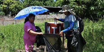La eliminación y adecuada disposición de recipientes y objetos que puedan acumular agua a la intemperie, es vital en la lucha contra el dengue en Jujuy.