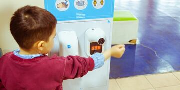 Educación comenzó con la entrega de tótem sanitizantes