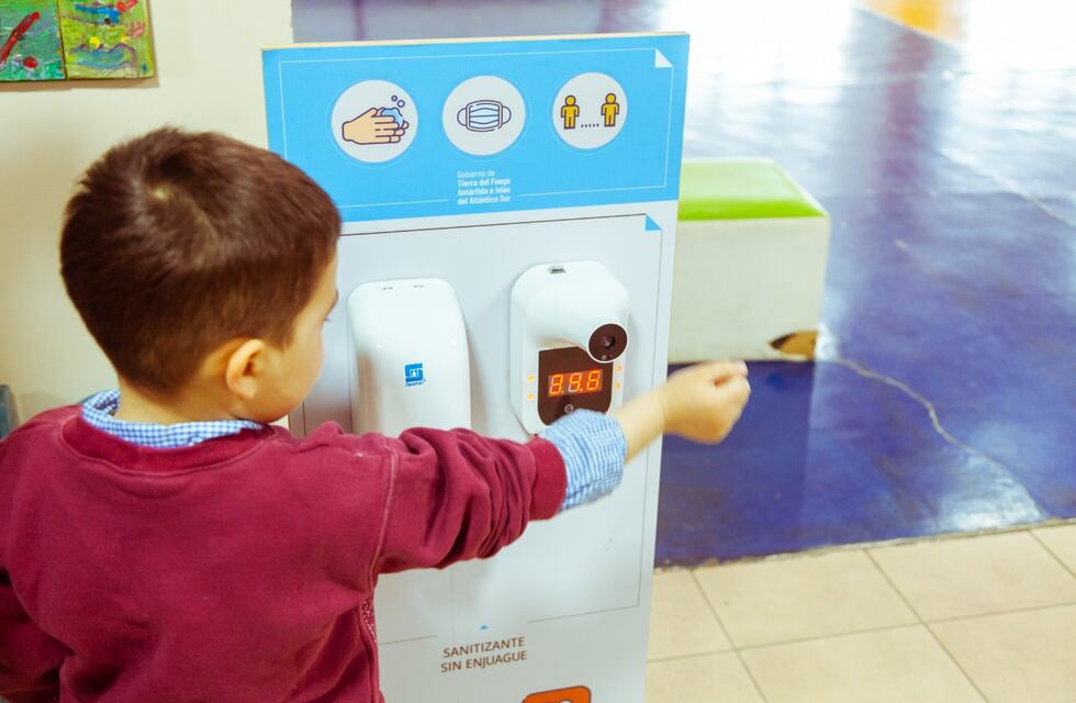 Educación comenzó con la entrega de tótem sanitizantes
