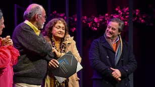 La emoción de Rodolfo Pacheco y Silvia Lettoli, tras recibir el documento de manos del concejal Millón (a la derecha).