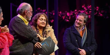 La emoción de Rodolfo Pacheco y Silvia Lettoli, tras recibir el documento de manos del concejal Millón (a la derecha).