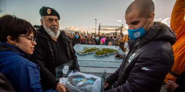Se colocó una capsula del tiempo en la Plaza Islas Malvinas.