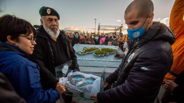 Se colocó una capsula del tiempo en la Plaza Islas Malvinas.