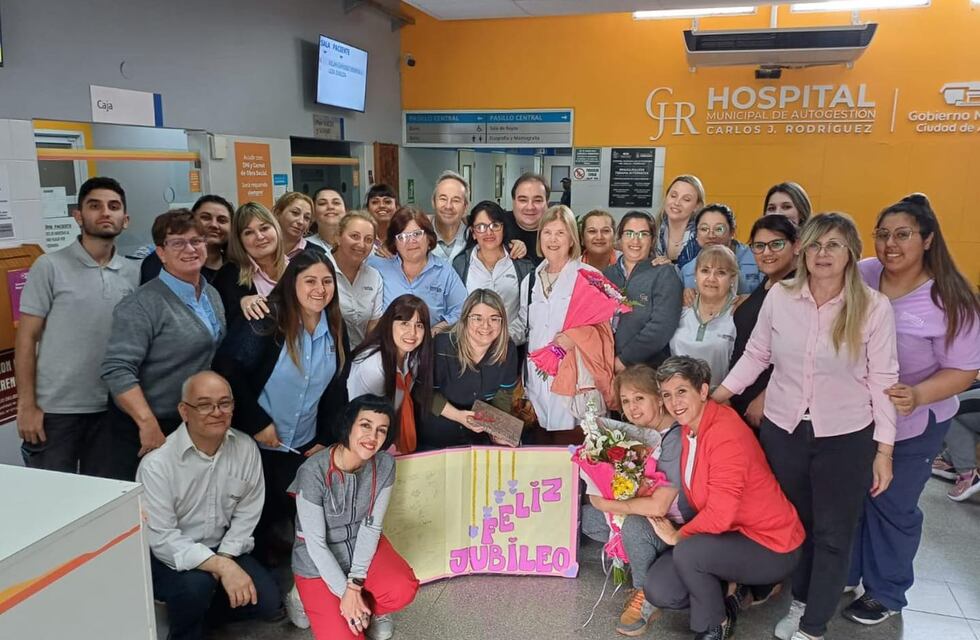 La Dra. Mónica Rodríguez recibió un reconocimiento del personal por su jubilación y sus 50 años de profesión