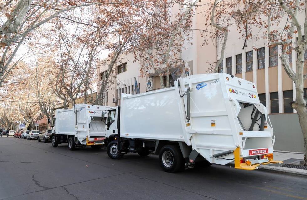 Accidente mortal: un recolector falleció aplastado por la prensa compactadora de un camión cuando intentaba arreglarla