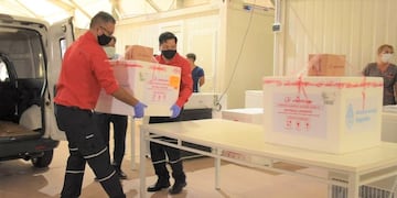 El cargamento fue entregado a las autoridades sanitarias de la provincia en el HOSCAM 1, sitio que fue acondicionado para el mantenimiento seguro de las vacunas y donde se llevará a cabo el operativo de vacunación provincial.