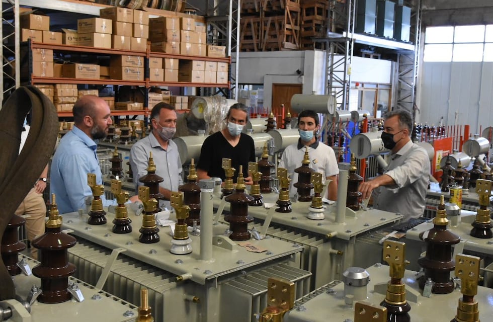 El intendente Luis Castellano recorrió una fábrica de transformadores