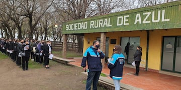 300 aspirantes se hicieron pruebas en la sede de la Sociedad Rural de Azul.
