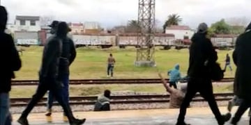 Barras bravas de Racing Club atacaron a hinchas del Deportivo Cali con la misión de recuperar una bandera robada en el cilindro por hinchas colombianos. / Gentileza.