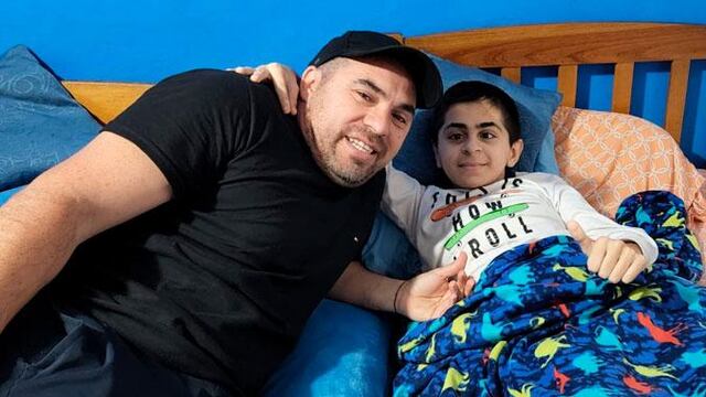 Tomás Mansilla junto a su papá, José, ya de regreso en Córdoba. (El Doce)