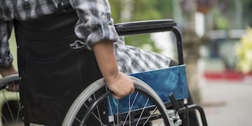 Raúl Arias vive en San Juan y pide ayuda urgente para salvar su vida ante la enfermedad que lo acosa una severa esclerosis múltiple.