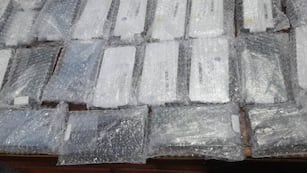 Llevaban 29 iPhones ilegales e intentaron coimear a la Policía con casi medio millón de pesos.