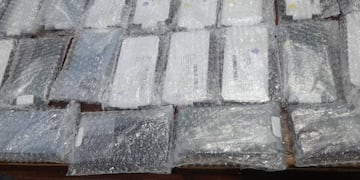 Llevaban 29 iPhones ilegales e intentaron coimear a la Policía con casi medio millón de pesos.