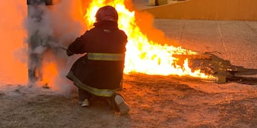 Bomberos sofocaron las llamas cerca del Hospital de Urgencias de Córdoba.