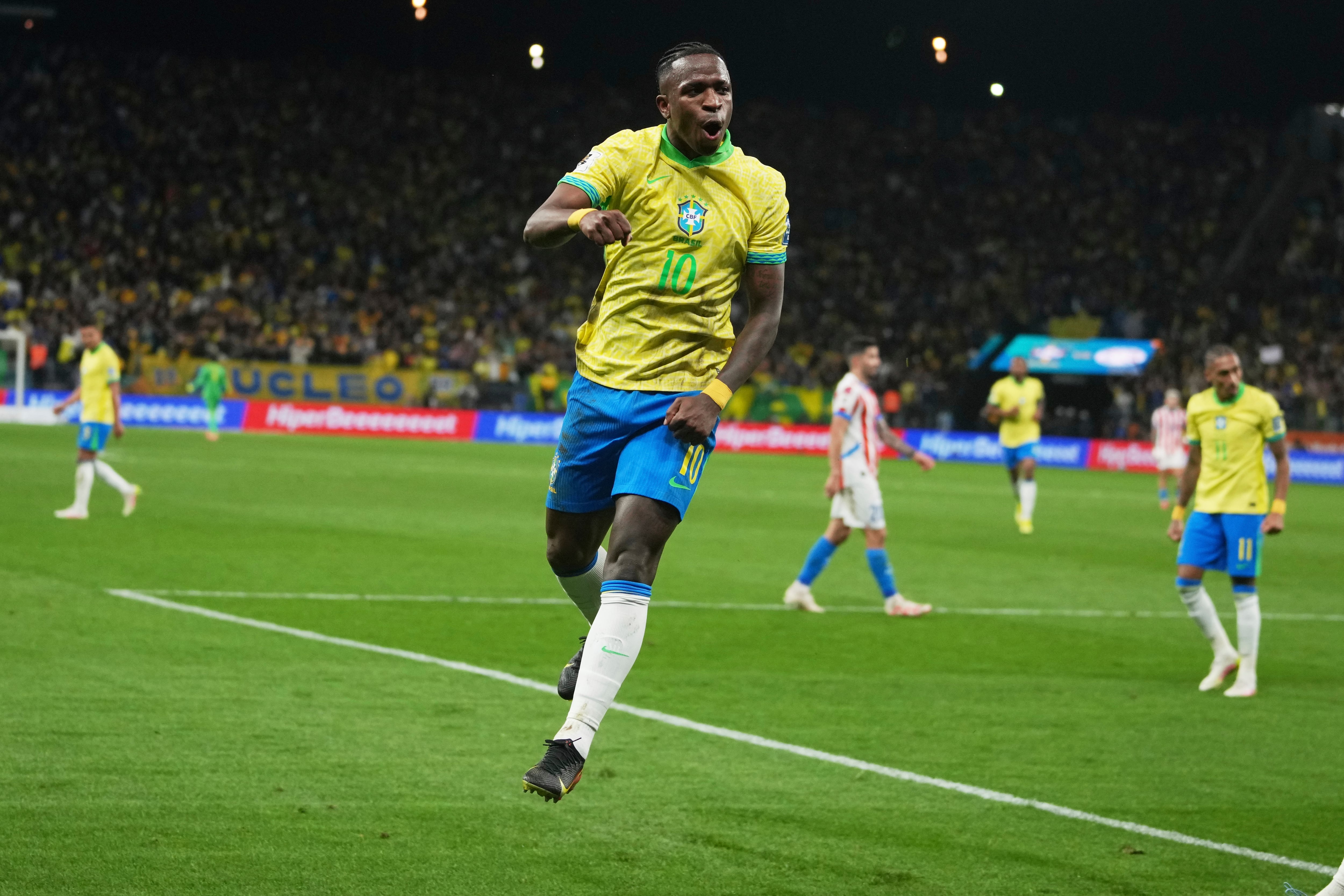 Vinicius Junior, de la selección de Brasil, festeja tras anotar ante Paraguay en la eliminatoria mundialista, el martes 10 de junio de 2025, en Sao Paulo (AP Foto/Andre Penner)