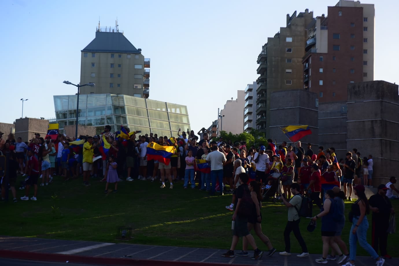Venezolanos en Córdoba se reunieron en Plaza España para festejar la detención de Nicolás Maduro.  (Jorge Peñaranda / La Voz)