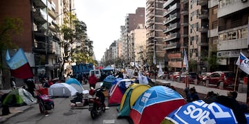 Marcha piquetera y acampe en Córdoba: complicaciones en el tránsito.