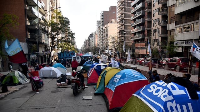 Marcha piquetera y acampe en Córdoba: complicaciones en el tránsito.