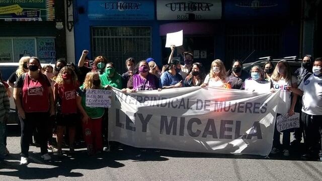 Mujeres sindicalistas se reunieron frente a la sede local para apoyar a Norma Mores, secretaria de Actas y Afiliaciones. (Sindicato de Trabajadores Cadetes y Mensajeros)