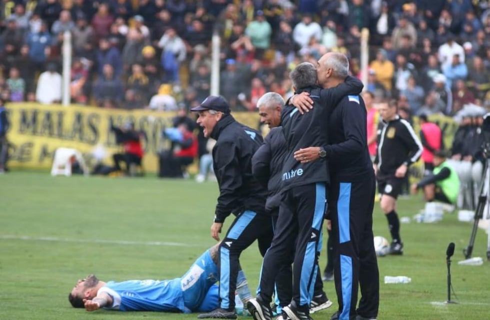 La alegría del vestuario de Estudiantes de Río Cuarto después del ascenso a la Liga Profesional