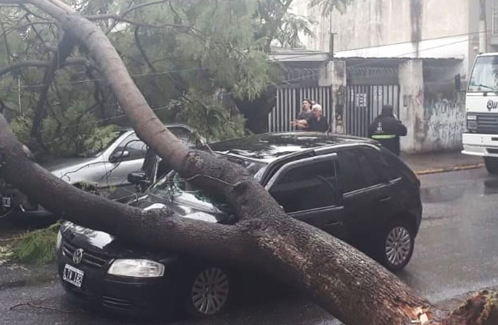 El temporal dejó dos autos completamente destruidos
