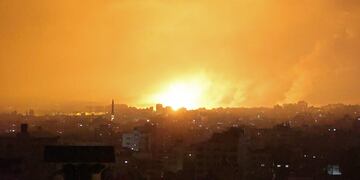 Un ataque aéreo israelí ilumina el cielo en la Franja de Gaza
