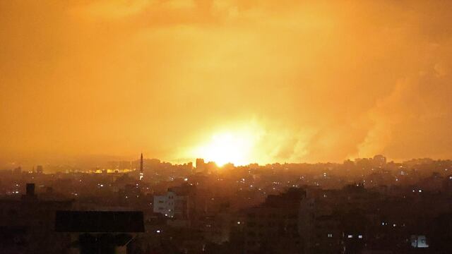 Un ataque aéreo israelí ilumina el cielo en la Franja de Gaza