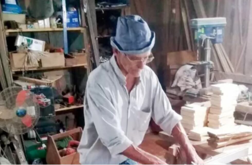 Capioví: un hombre fabrica juguetes de madera para los niños