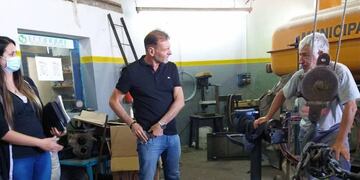 Darío Cocco en diálogo con los mecánicos del Corralón