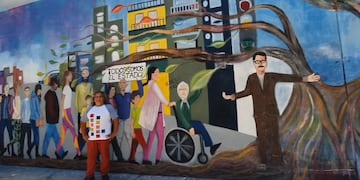 Edgardo Alba Gentile frente a parte del mural inclusivo "Yo soy el Estado" inaugurado en el comedor universitario de la UNSL.