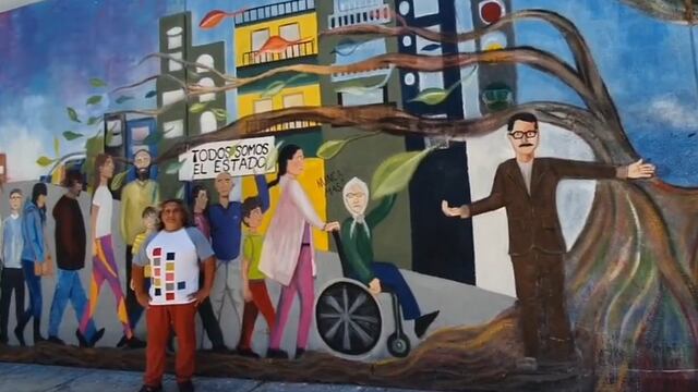 Edgardo Alba Gentile frente a parte del mural inclusivo "Yo soy el Estado" inaugurado en el comedor universitario de la UNSL.