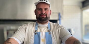 Gonzalo Dacovich con una de sus especialidades recién salida del horno. (Foto: Zonales.com)