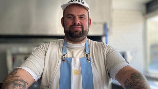 Gonzalo Dacovich con una de sus especialidades recién salida del horno. (Foto: Zonales.com)