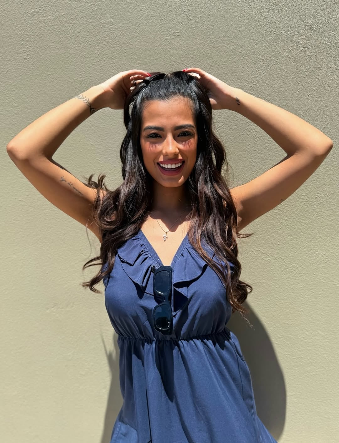 Luz de Gran Hermano modeló con un minivestido en color azul y jugó al límite con un escote pronunciado