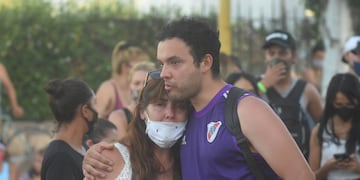Familiares y vecinos de Florencia Romano, en la casa de los detenidos que la vieron por última vez.