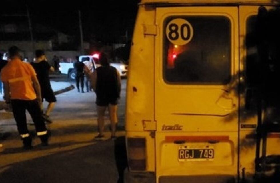 Chocó una moto con su combi y casi se fuga