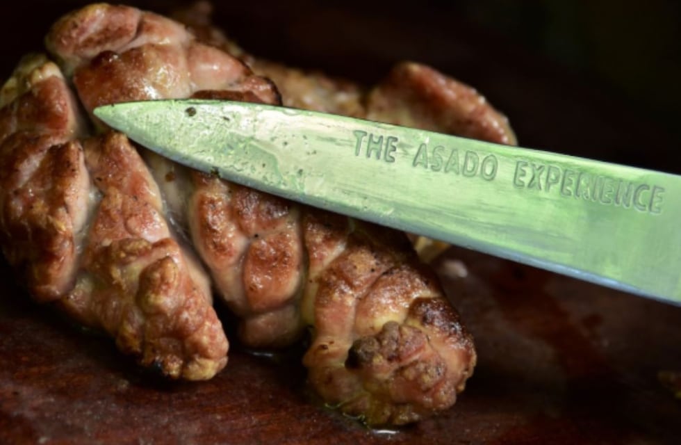 Argentinos por un día: cómo es y cuánto cuenta la experiencia que le propone a extranjeros “comer asado en familia”