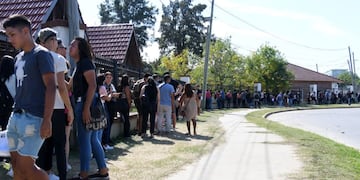 Un supermercado ofreció 600 puestos de trabajo en Buenos Aires y hubo hasta 5 cuadras de cola.