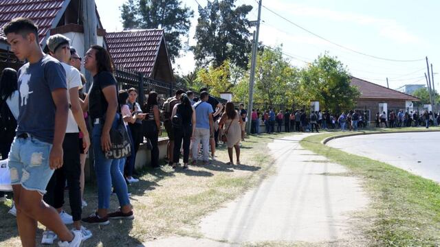 Un supermercado ofreció 600 puestos de trabajo en Buenos Aires y hubo hasta 5 cuadras de cola.