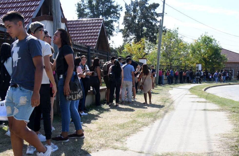 Desempleo: un supermercado ofreció 600 puestos de trabajo en Buenos Aires y hubo cinco cuadras de cola