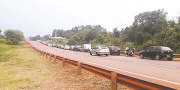 Fila para cargar combustible en Puerto Esperanza.